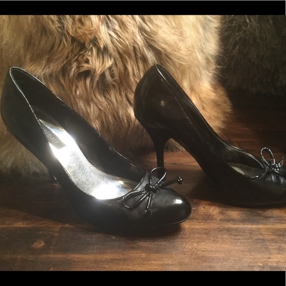 White House Black Market pumps w/bow detail. - Picture 1 of 4